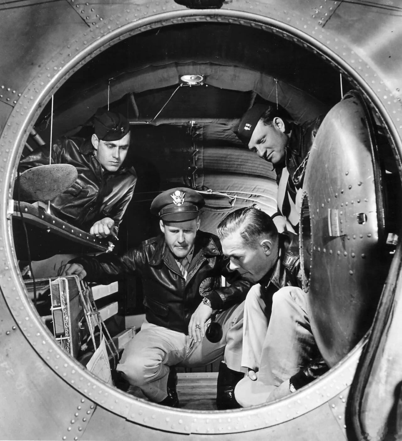 1944 年 6 月，B-29 轰炸机后部气密座舱内设有三名机载机枪手的席位，配