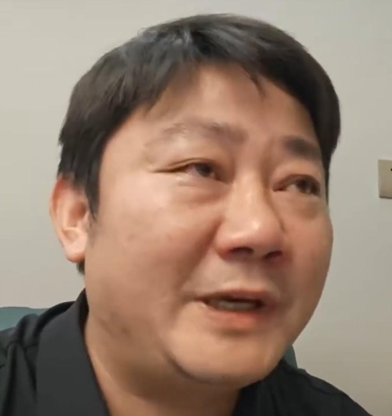 张雪哭了。

刚还完1亿欠款，又捐给广西灾区500万元，还送了两大车物资。

为