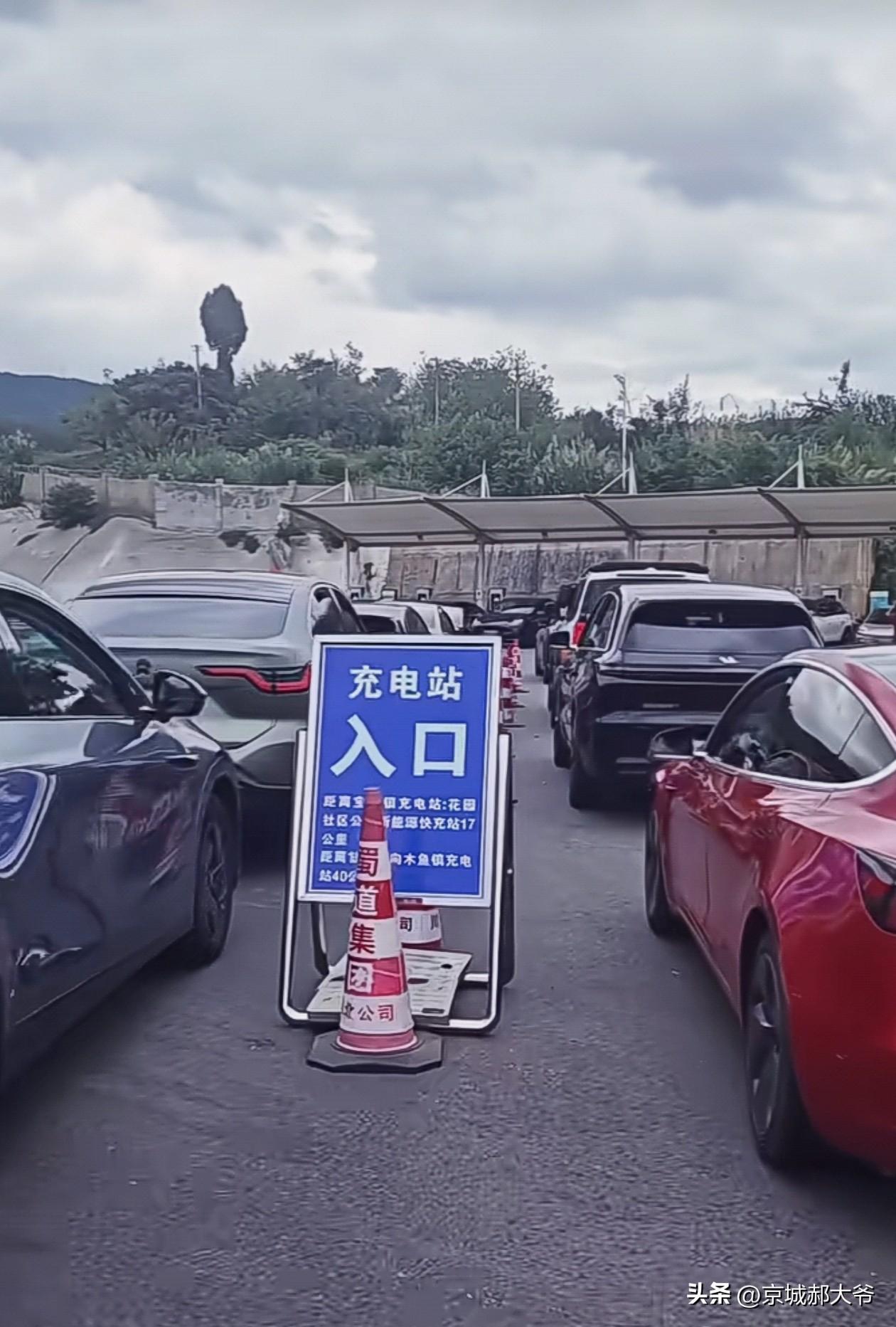 只剩1%电量的那辆车，趴窝时离充电桩只有几十米
国庆高速上最扎心的画面，不是堵车