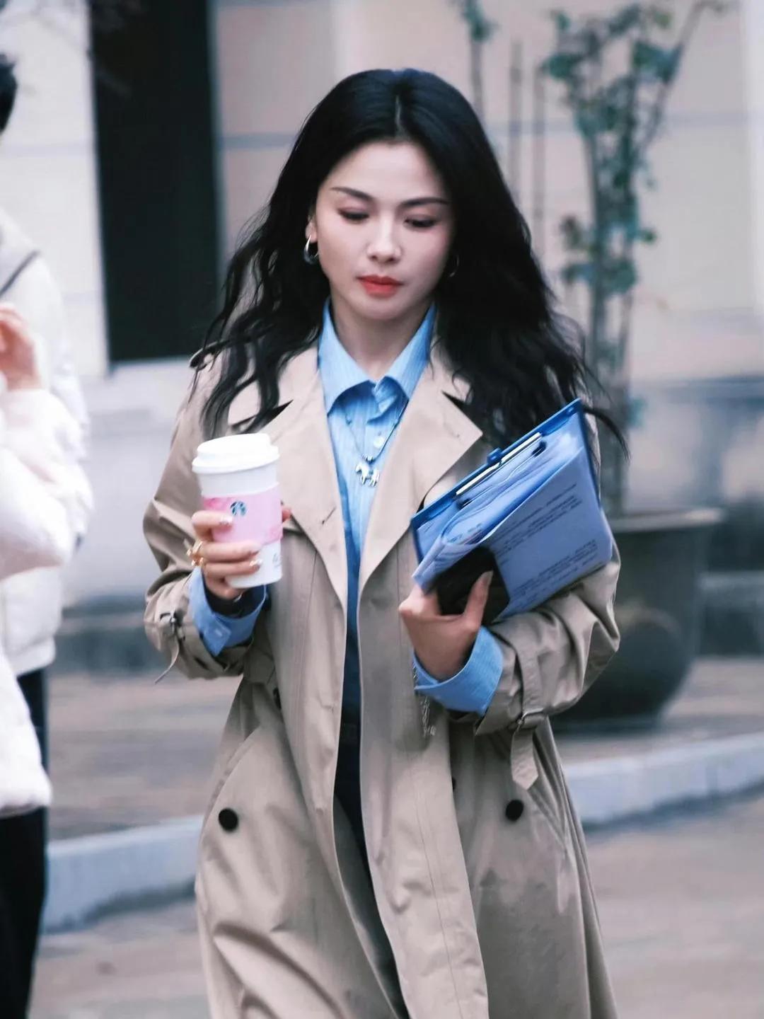 刘涛这中年穿搭也太高级了！✨
卡其色风衣+浅蓝色衬衫+牛仔裤，经典三色穿出干练与