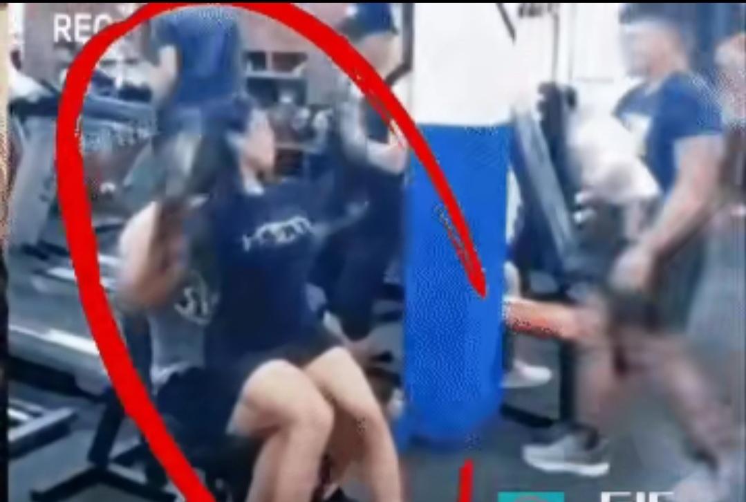 孩子还在襁褓中，当妈妈的却在健身房坐教练腿上。
这事儿还真有失分寸。

真健身还