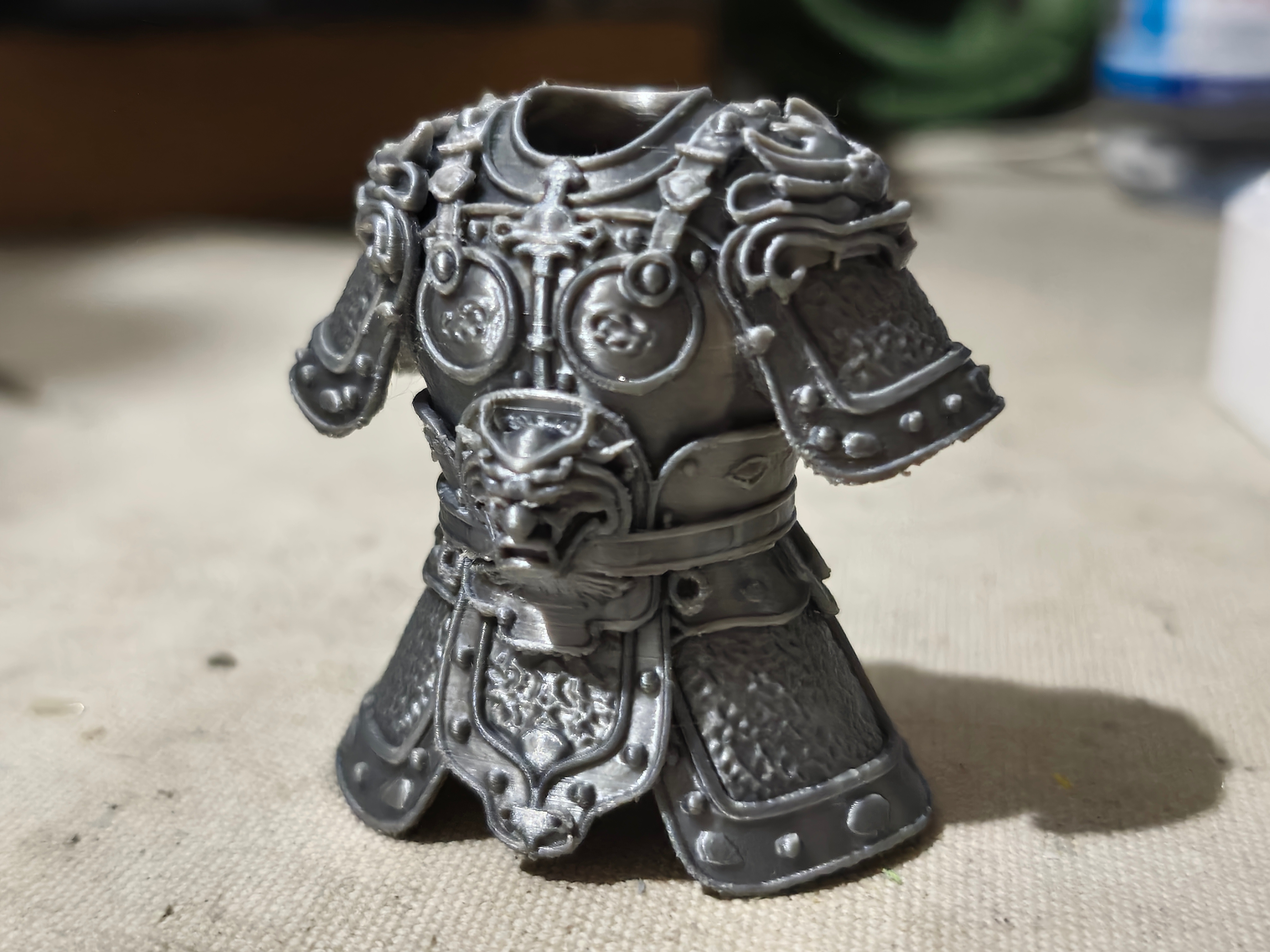 3d打印了一个盔甲，成本2块钱，效果还不错。图纸是外网开源的，很像中国的明光铠。