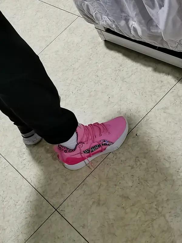 舍得给自己买一双一千多的鞋吗? 舍不舍得买一千多的鞋，真得看个人。
我有个朋友，