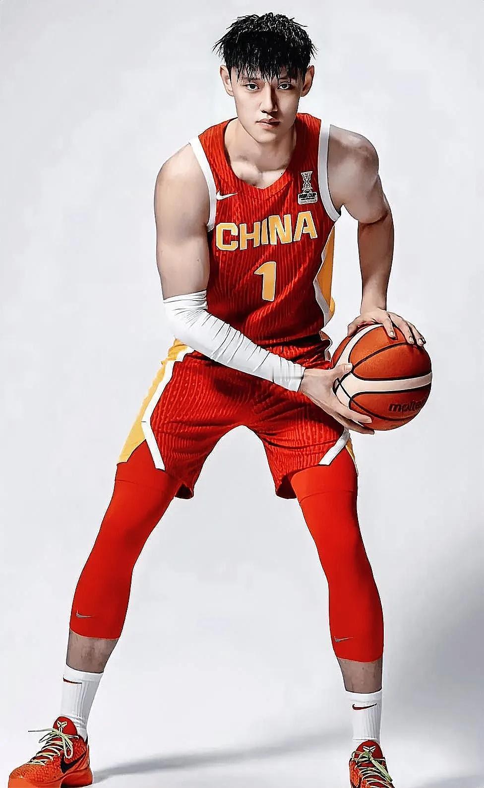 篮网是来搞笑的吧！
给小曾的居然是一份Exhibit 10合同，
难道曾凡博不配