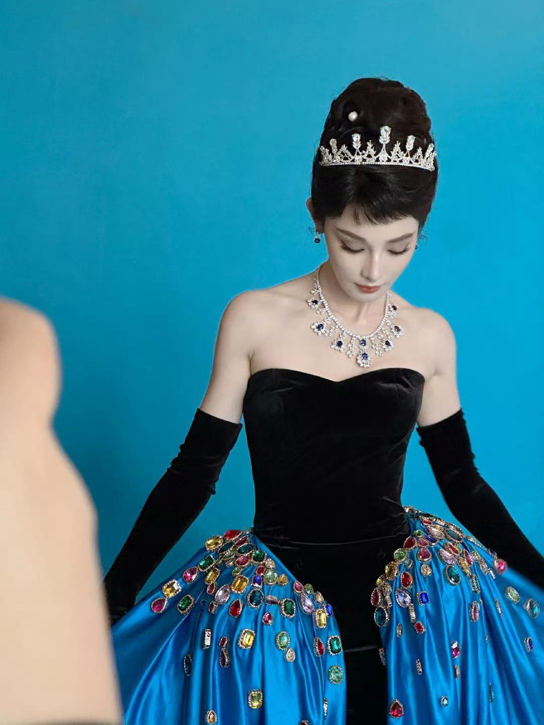 彭小苒礼服内贴了20个暖宝宝 粉丝看了确实安心姐姐既美丽又懂得保护自己太棒了 