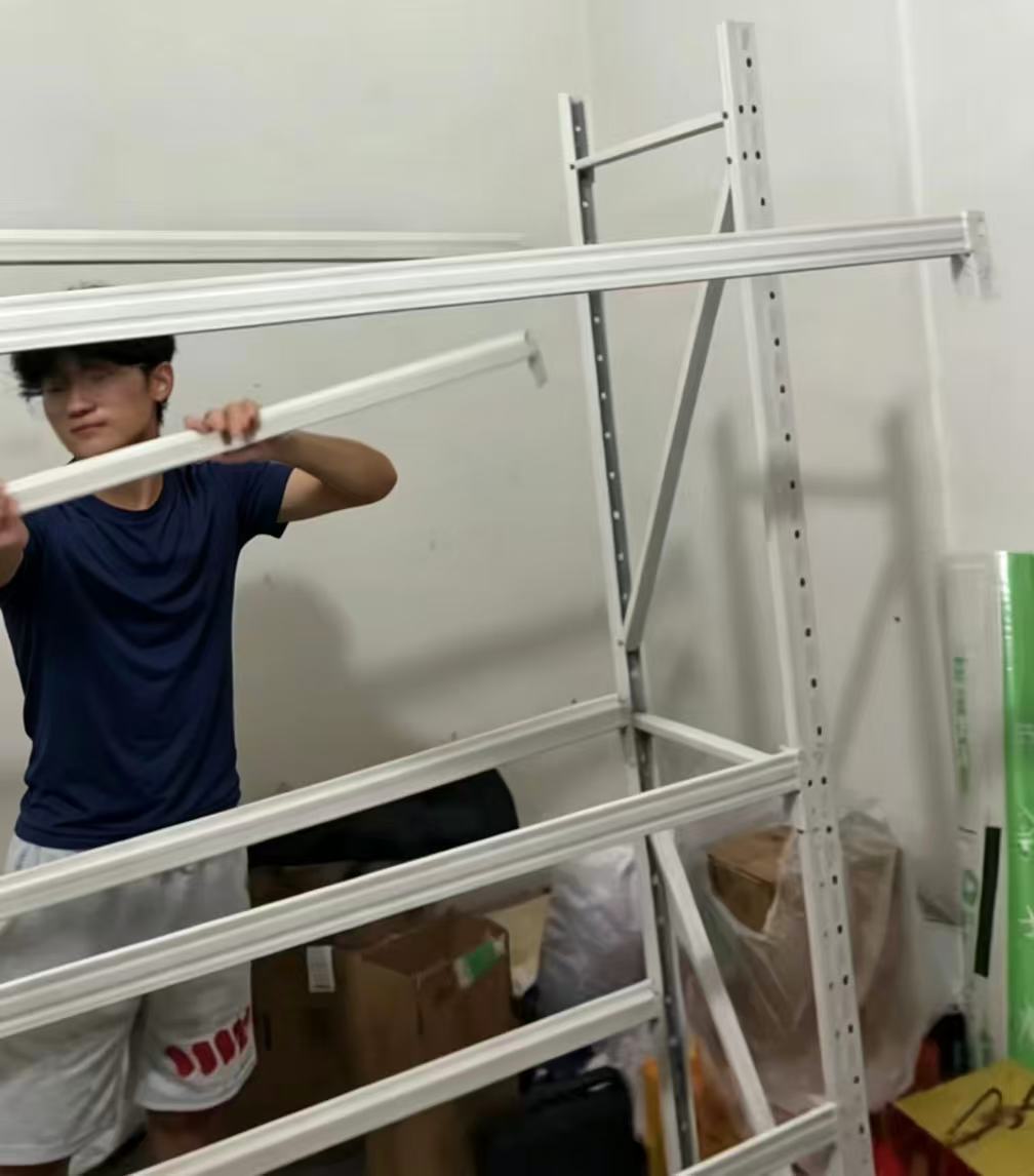 秦岭笑谈   投身社区便民服务，践行青年志愿担当利用暑期闲暇时间，我积极参与社区
