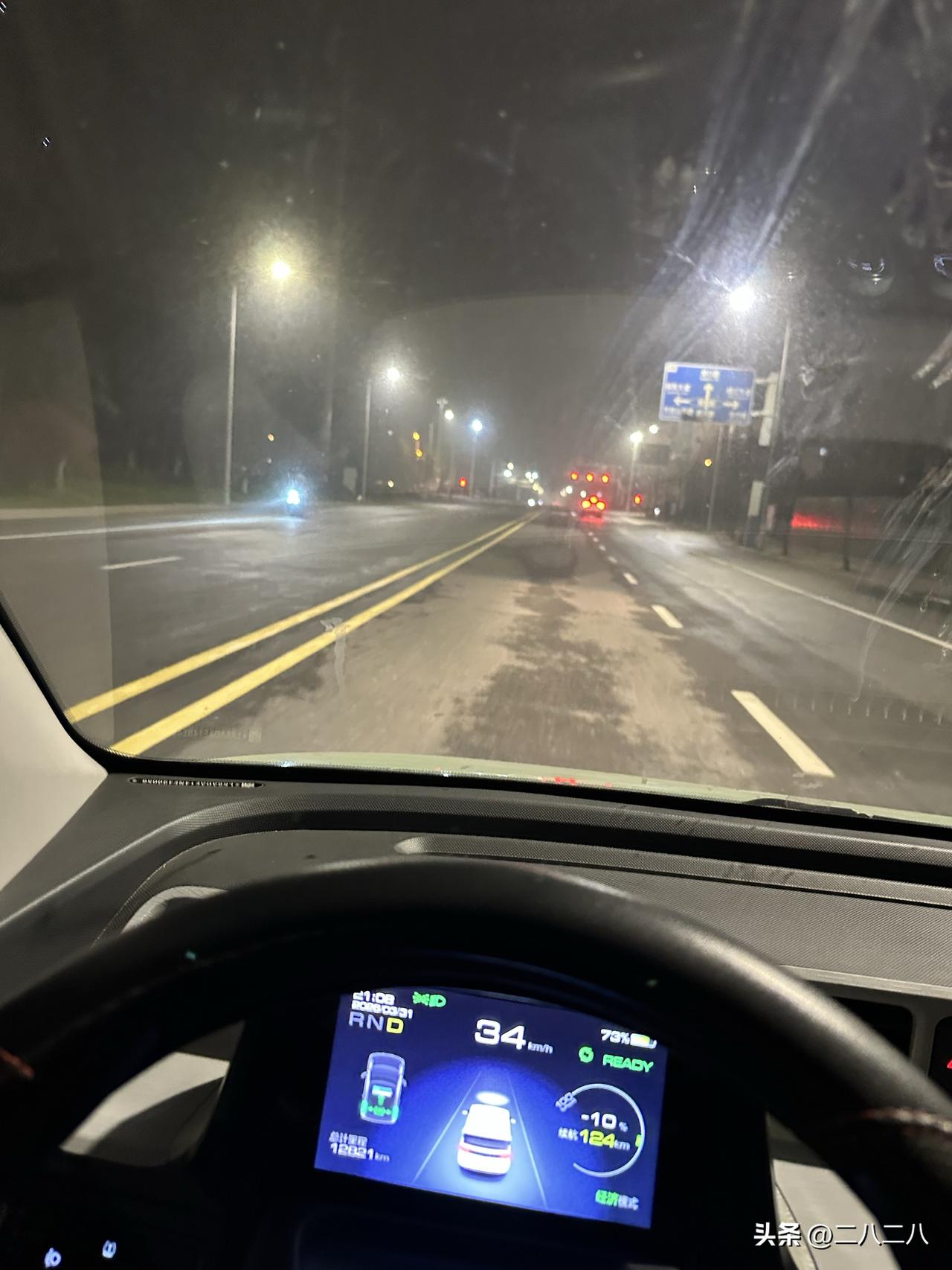 开着我的小电车，送儿子去吃烧烤。

正在家刷手机看视频，准备找素材写头条呢，我的