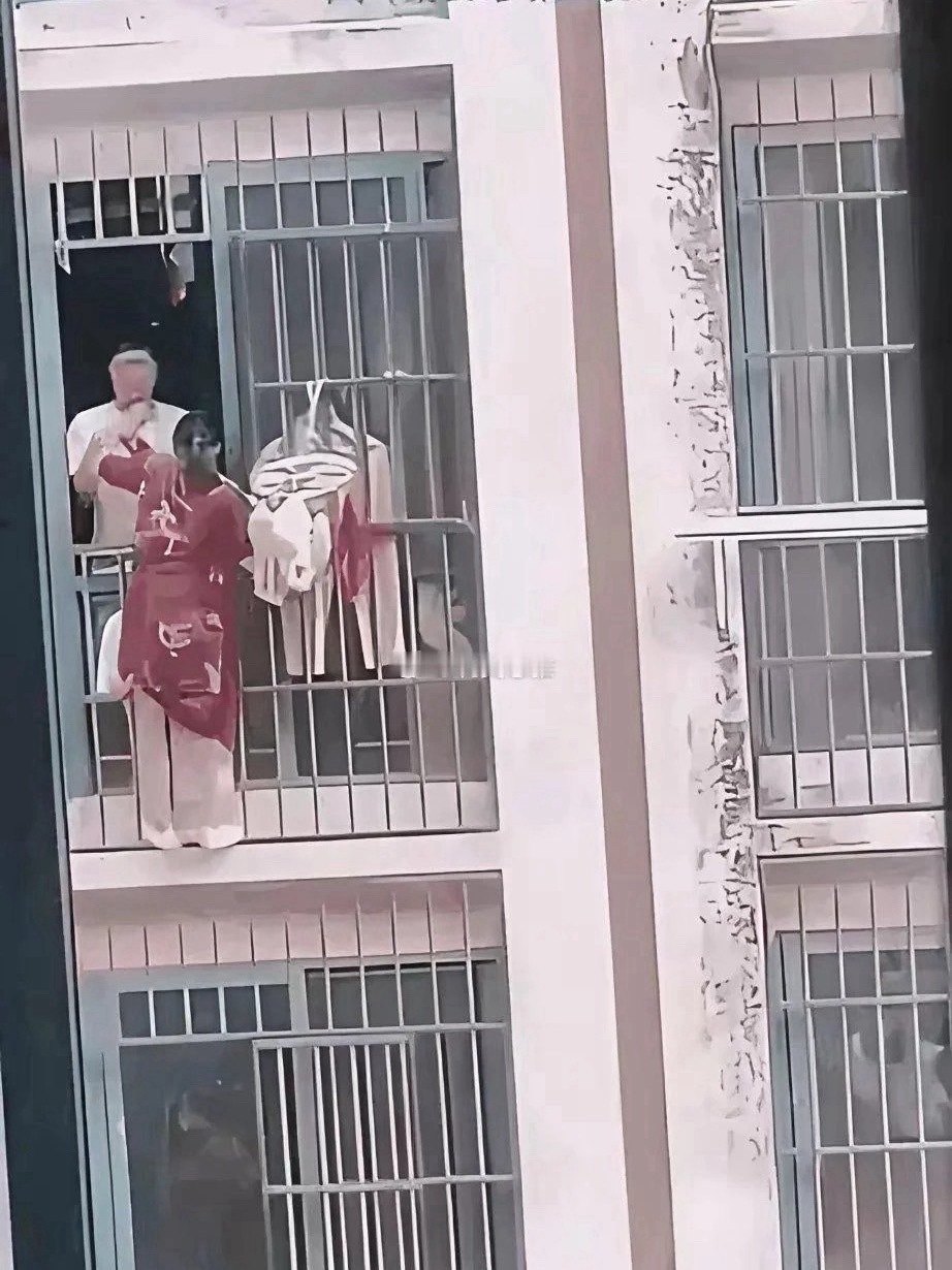 这是在干啥呀？太危险了吧 