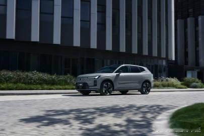 25万买沃尔沃豪华混动沃尔沃XC70推出了新的两驱版本车型，价格来到25万CLT