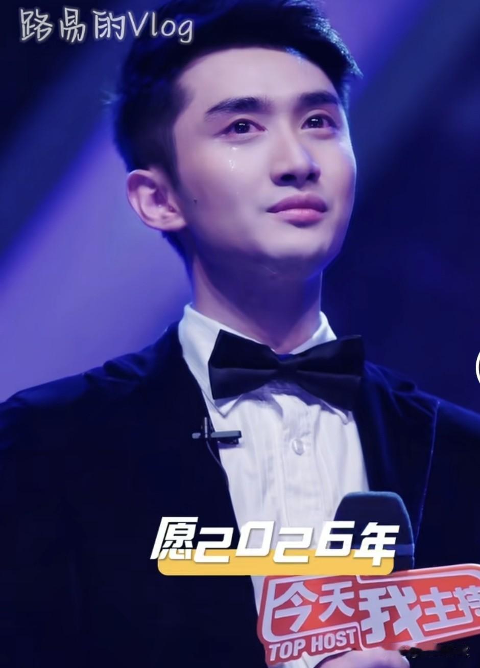 离职整整365天后，前上海台主持人路易直面走过痛苦人生的一年。他发布视频称，那些