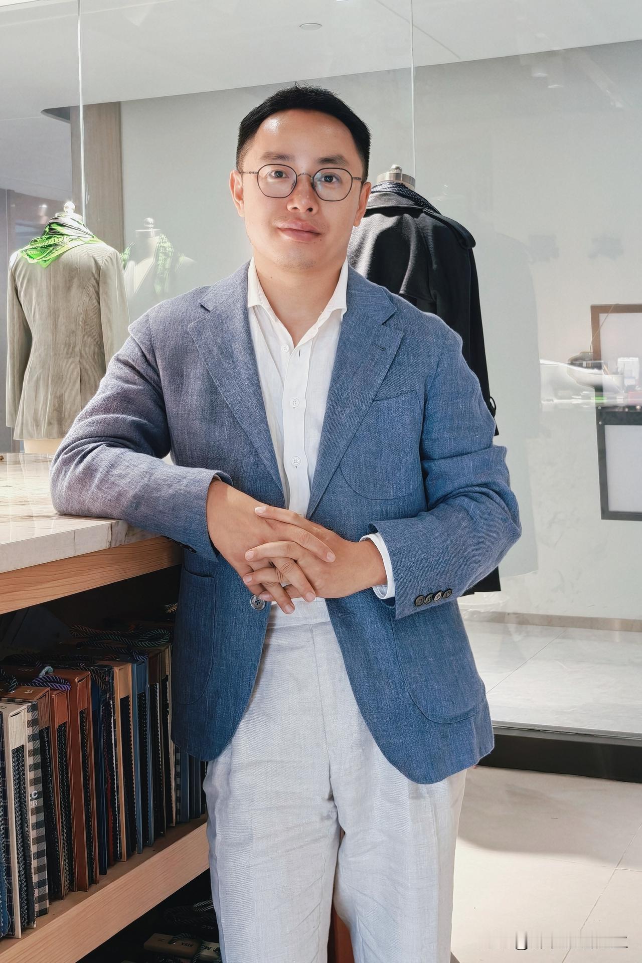 身高157的曾先生的穿搭分享：
一件雾霾蓝亚麻意式休闲西装，内搭米白亚麻衬衫，下