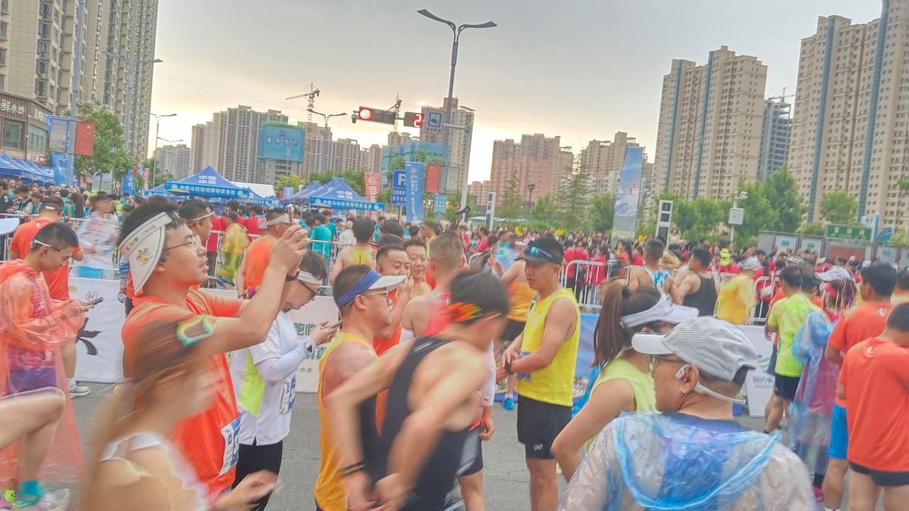 清晨，当第一缕阳光洒在街道上，我就踏上了征程。街道两旁的树木像是忠诚的伙伴，陪伴