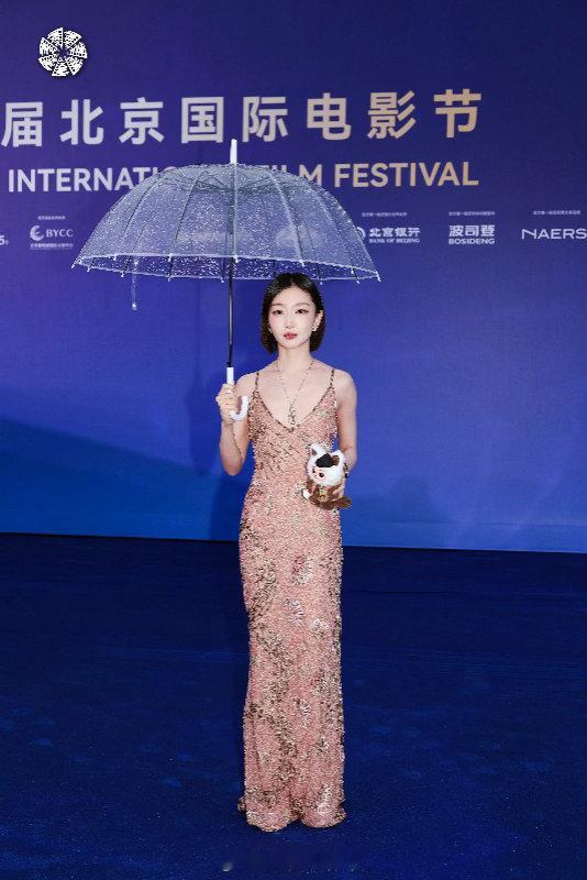 周冬雨粉裙短发 今晚北影节红毯，她站在那里抿嘴笑的样子，恍惚间以为是十年前的静秋