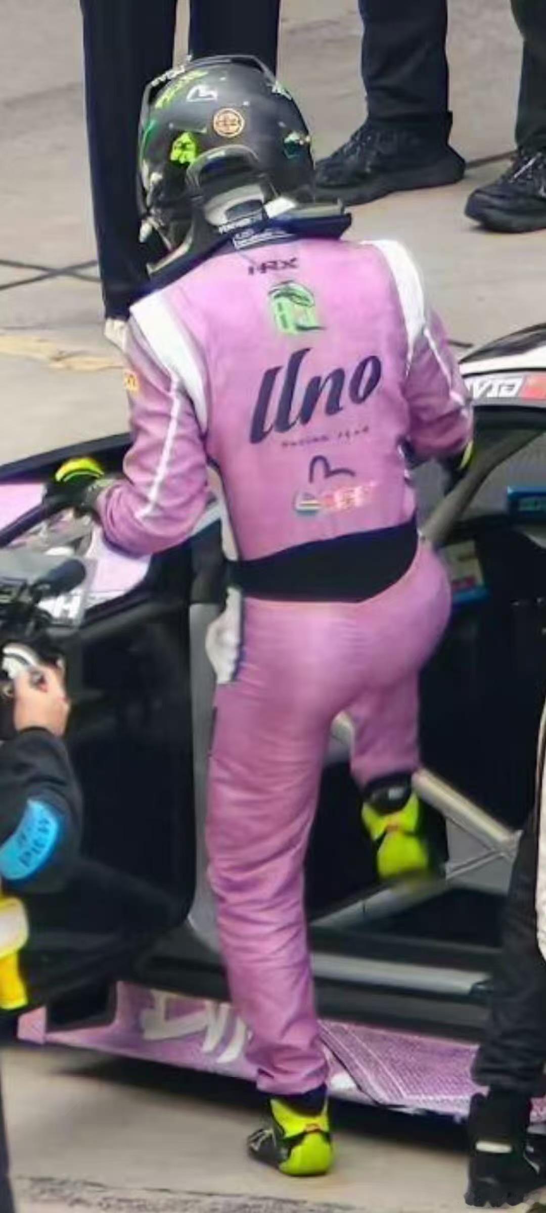 王一博这翘臀王一博排位赛出发照王一博排位赛出发照，性感，[赞][赞] ​​​