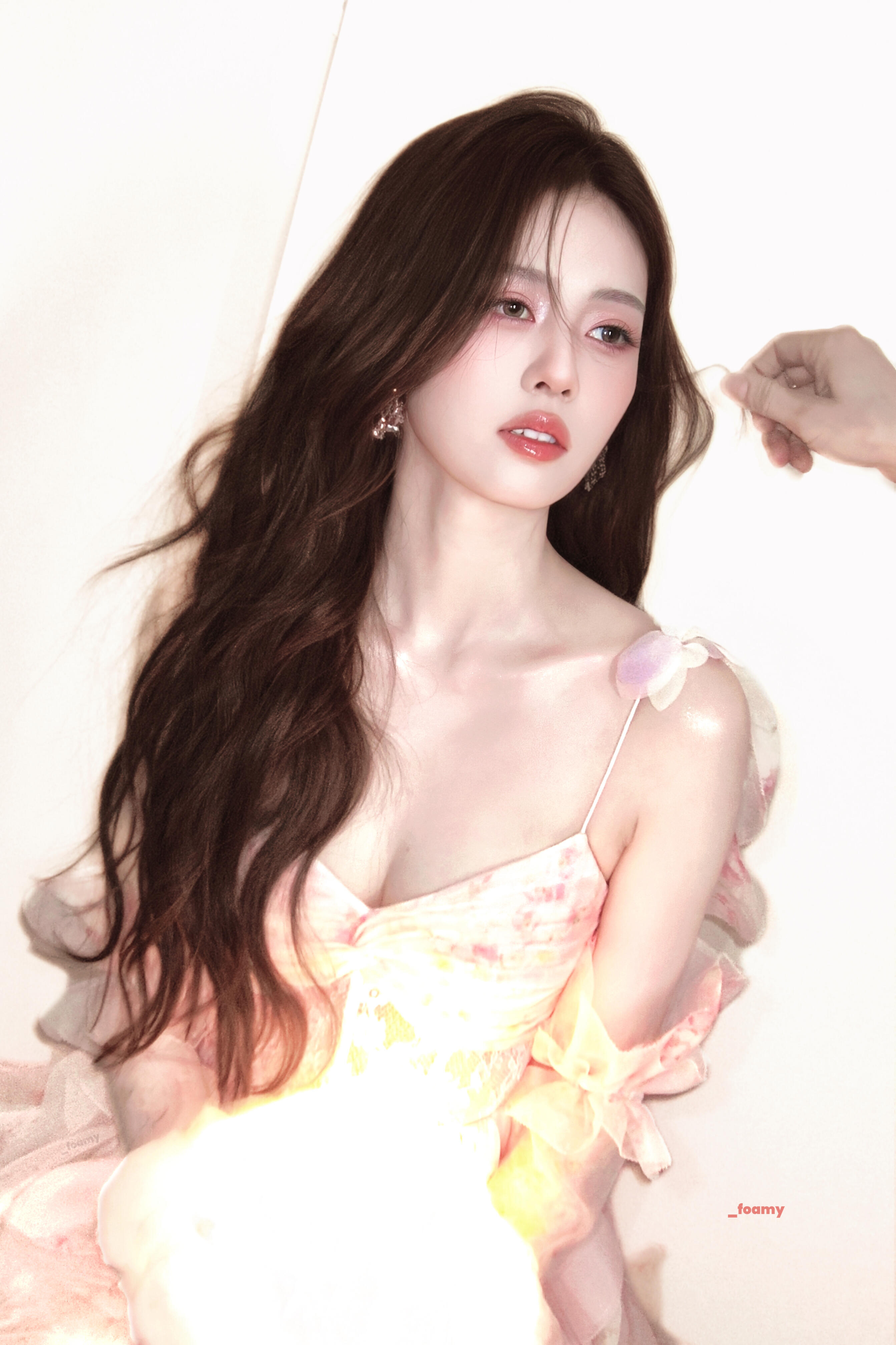 闵塔鲨发白鹿口碑爆棚我记得白鹿十周年拾光音乐会的舞台造型也是闵塔鲨弄的，多多合作