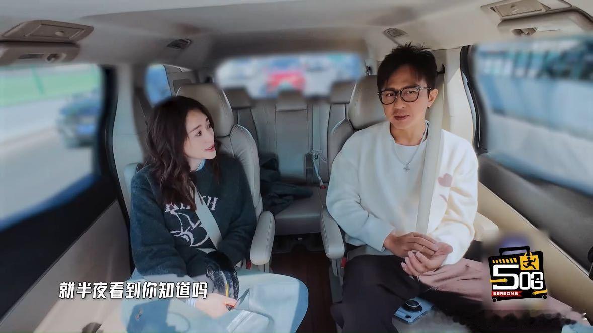 李小冉看五哈半夜不想睡觉哈哈哈哈哈 这就是《五哈》的魅力吧，连李小冉都被感染到失