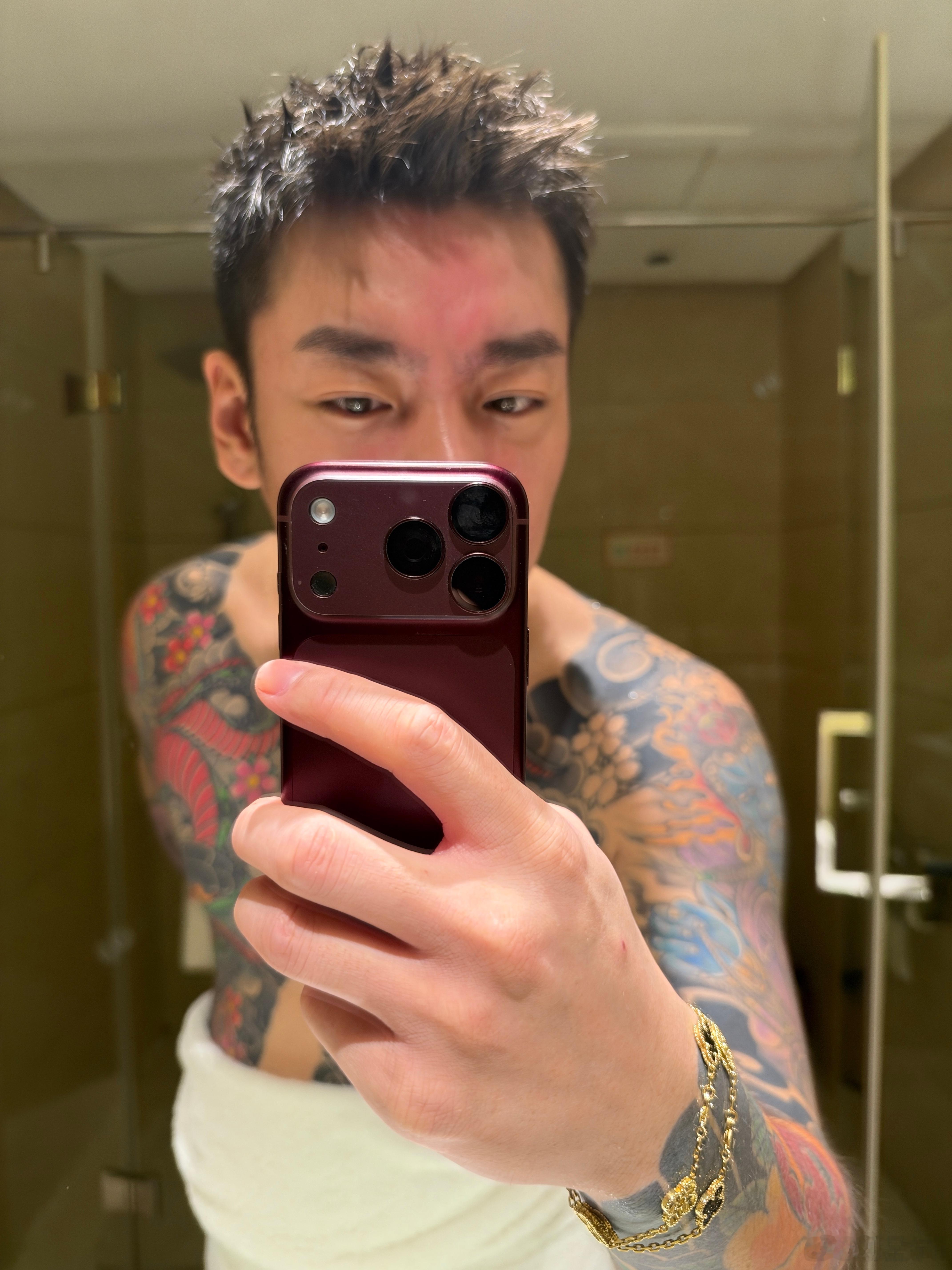 给我脑门子干成葫芦娃了 咋这么红呢 ​​​