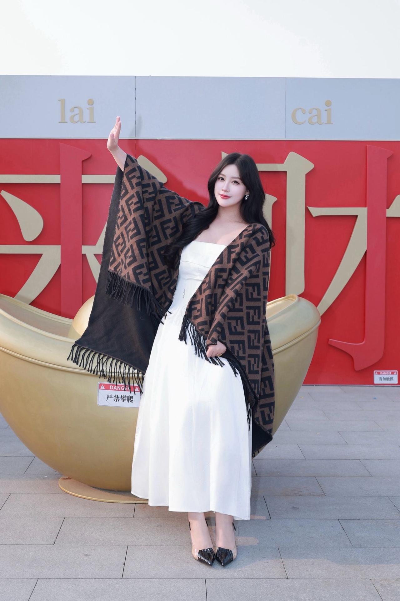 温柔白裙搭配格纹披肩，舒服又好看！