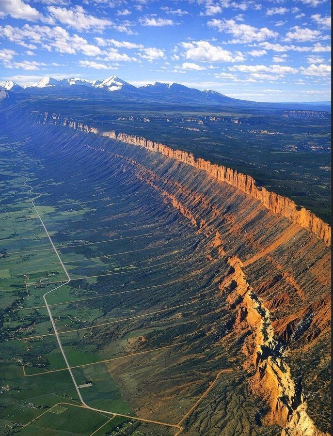 【大自然的鬼斧神工】
图1：从空中俯瞰犹他州东部的豪猪岭，展现了科罗拉多高原陡然