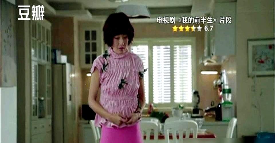 罗子君前期穿得像个打翻的调色盘，其实全是为了掩盖心虚。

这大红大绿的打扮可不是