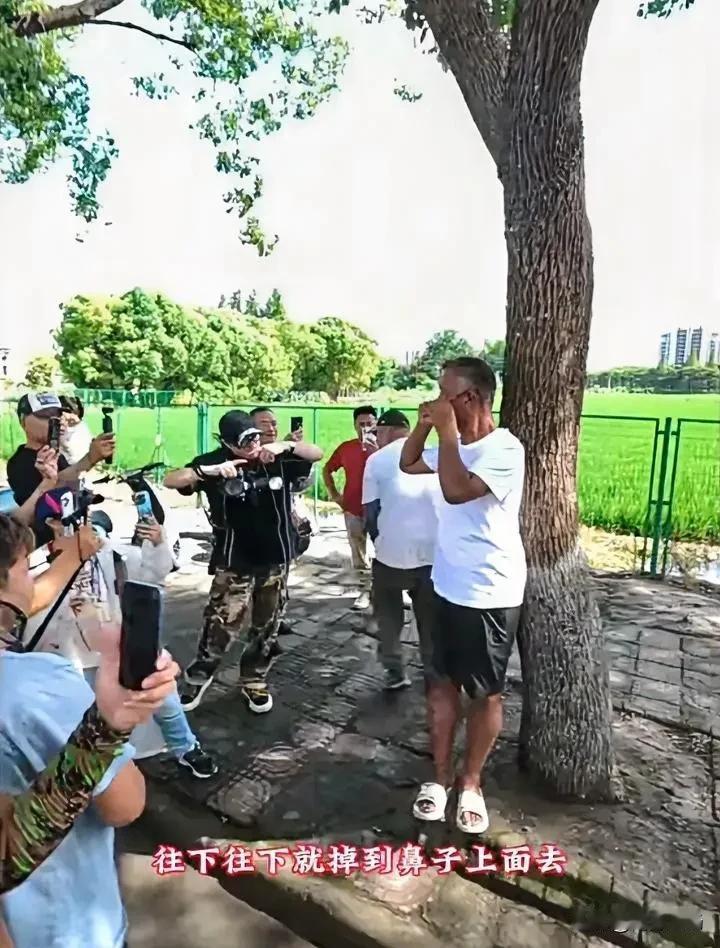 最近经常刷到他的视频，流浪大师沈巍再次流浪后，风格完全不一样了，每天穿着都是有人