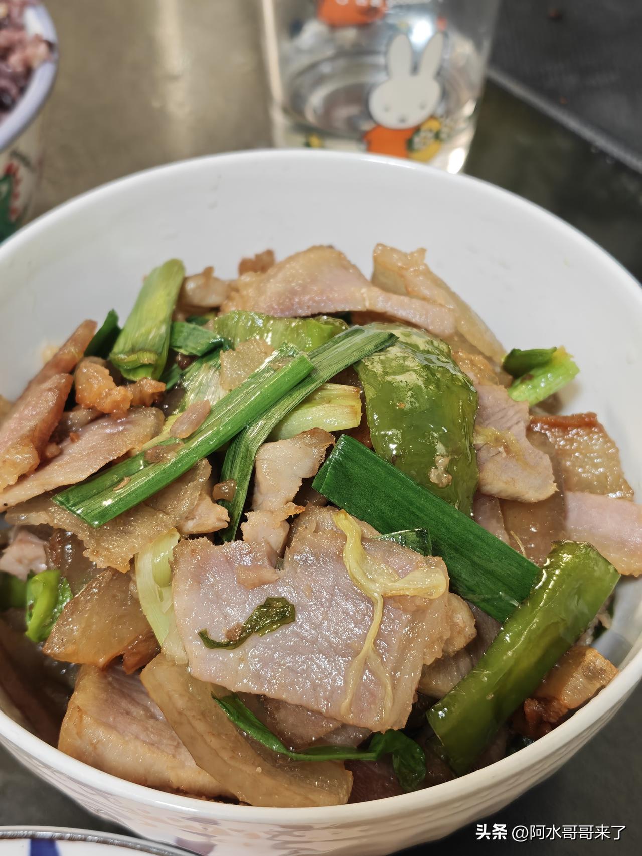 好久没吃腊肉了今天做了一顿，大蒜叶辣椒炒腊肉，一块腊肉搭配一块辣椒搭配一片大蒜叶