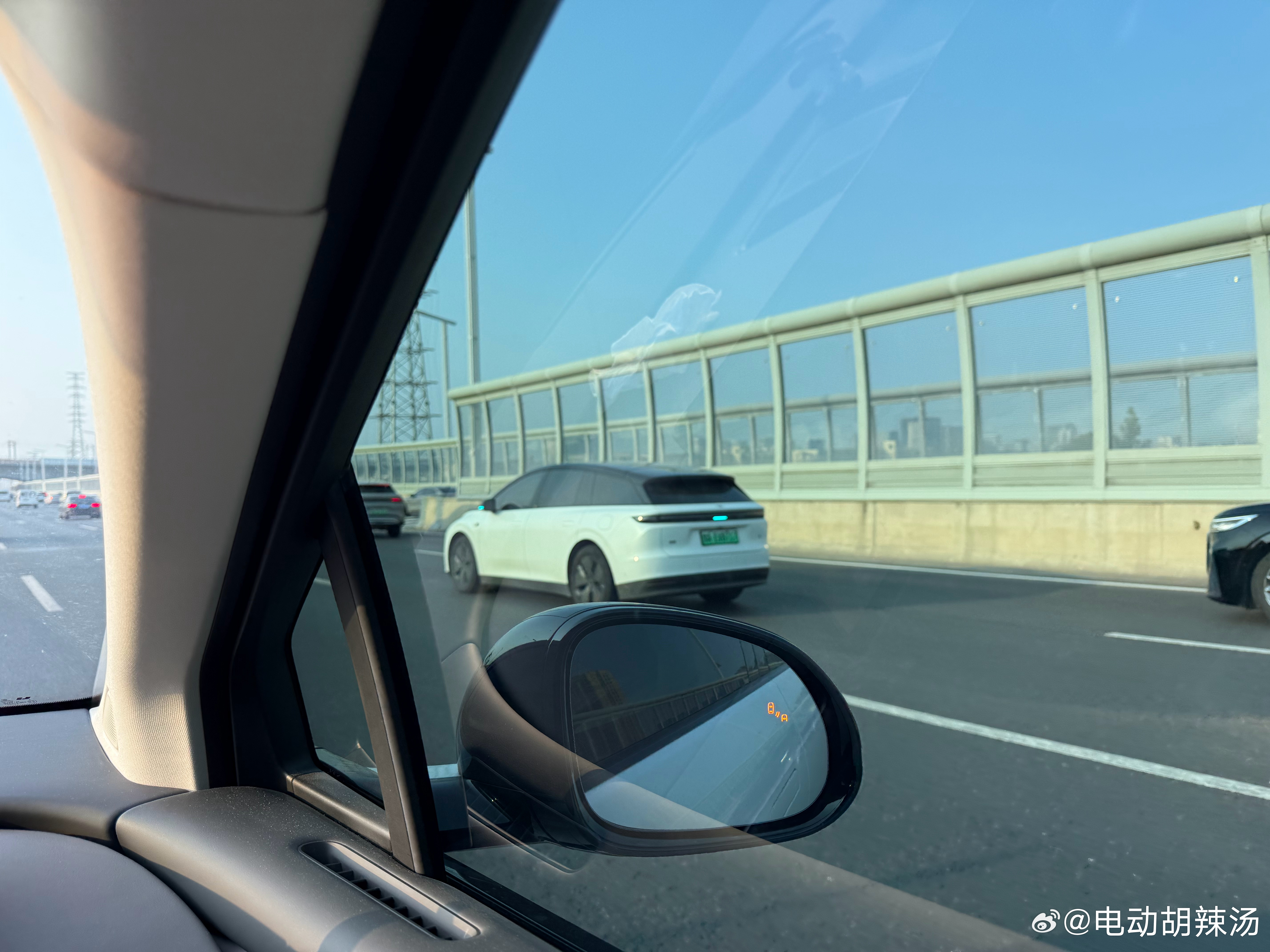 蓝灯点亮！理想汽车