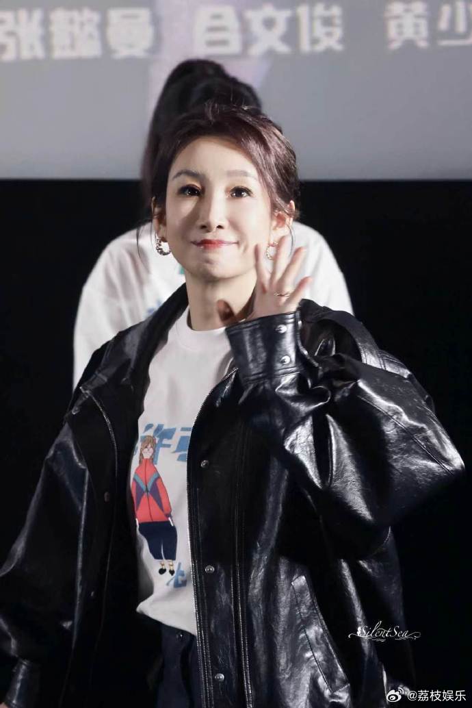 秦海璐我许可首映礼状态本人形象优雅得体，饰演的胡春蓉充满烟火气甚至略显粗糙，这种