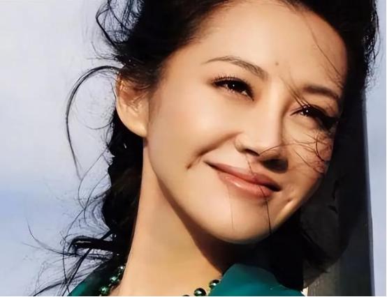 1997年，已有家室的商人刘波认识了演员许晴，之后他花3000万元买下北京宽街的