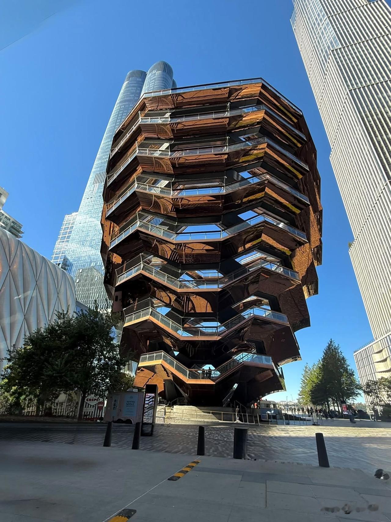 这栋令人瞩目的建筑是位于美国纽约曼哈顿哈德逊城市广场（Hudson Yards）