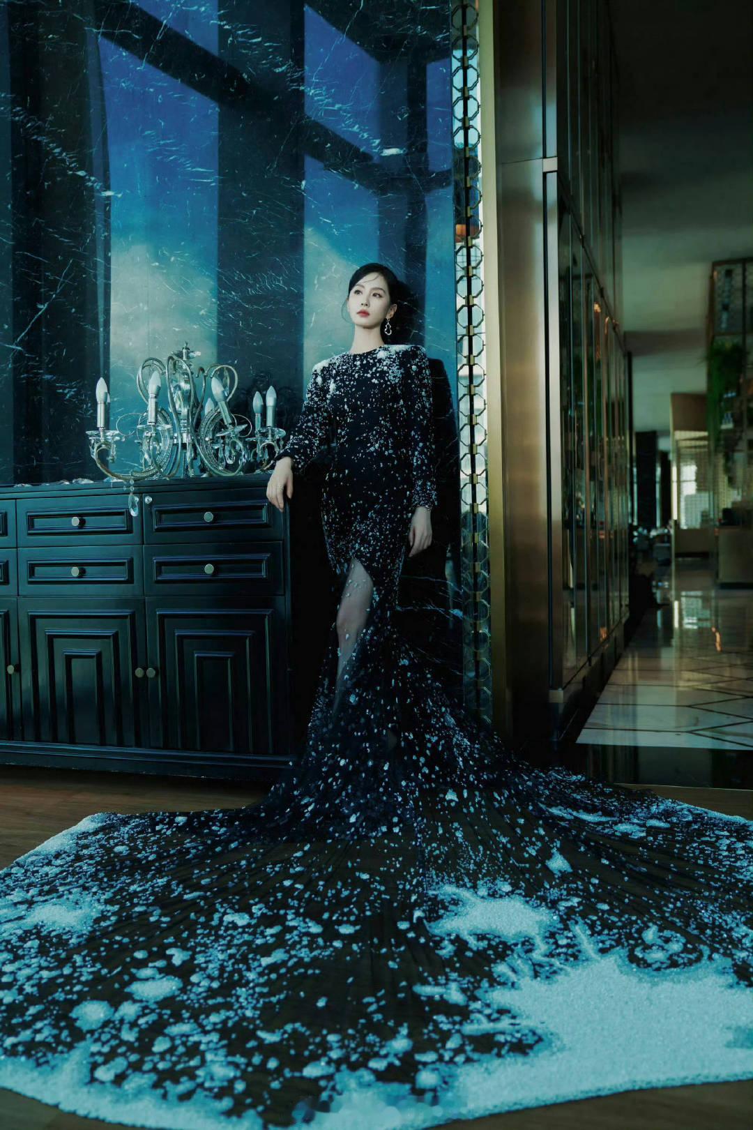 刘诗诗 Vogue 盛典造型惊艳亮相，宛如暗夜中走出的雪女王，高贵冷艳，气质非凡