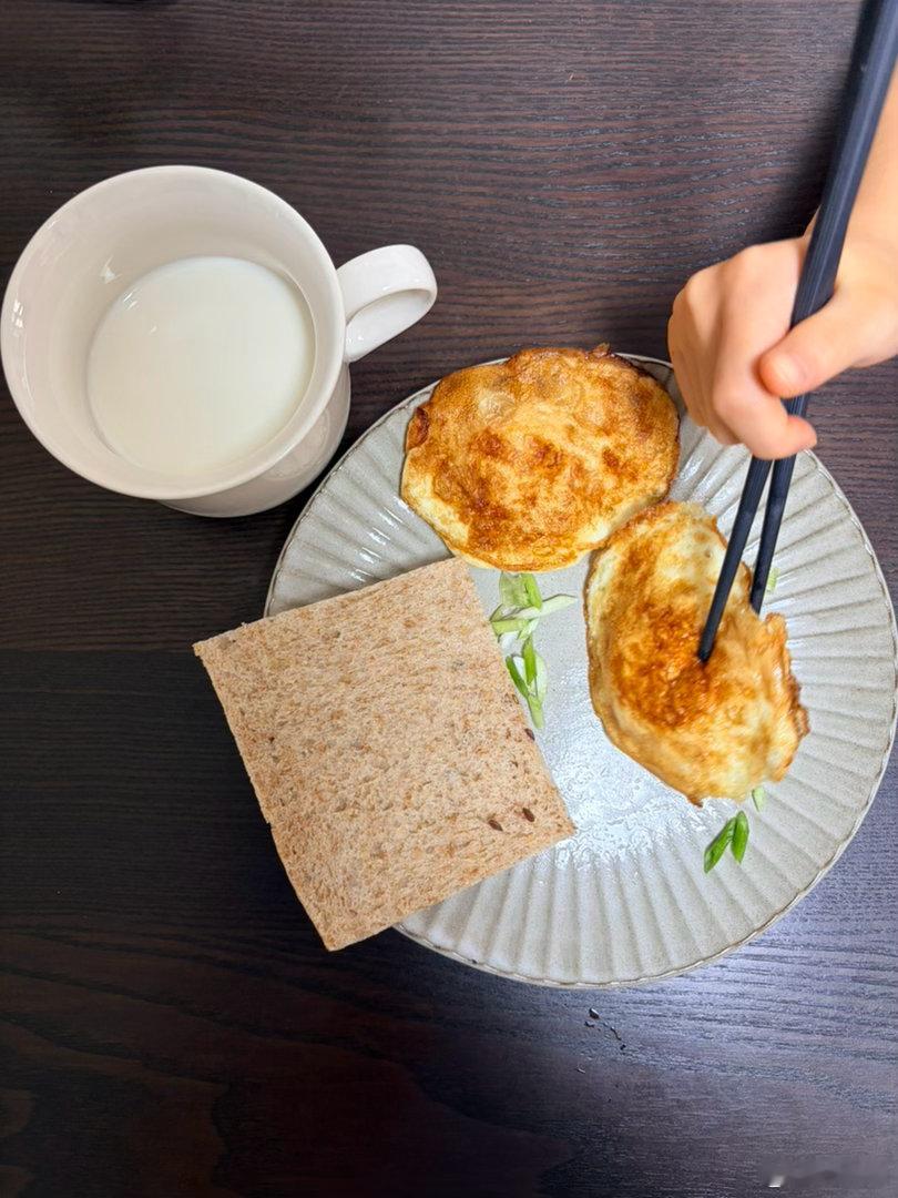 今日份小学生早餐🥣煎蛋、面包片、牛奶，只吃了一个鸡蛋的蛋白部分+牛奶今天报道交