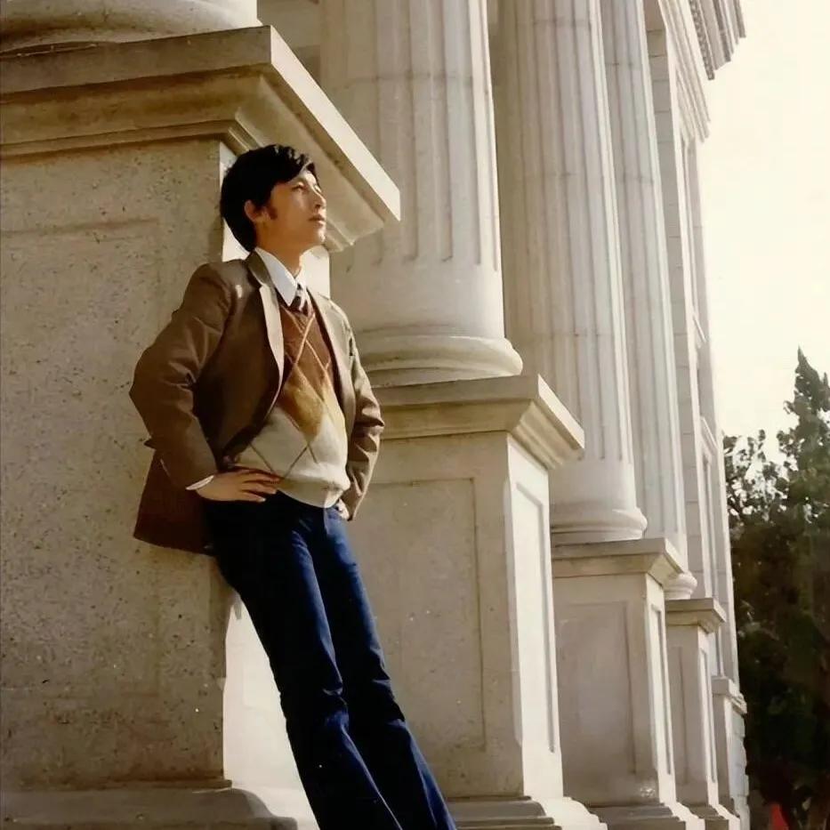 80年代，易中天在校园的一张留影，那时候非常青涩，他从一名知青成为大学教授，充满