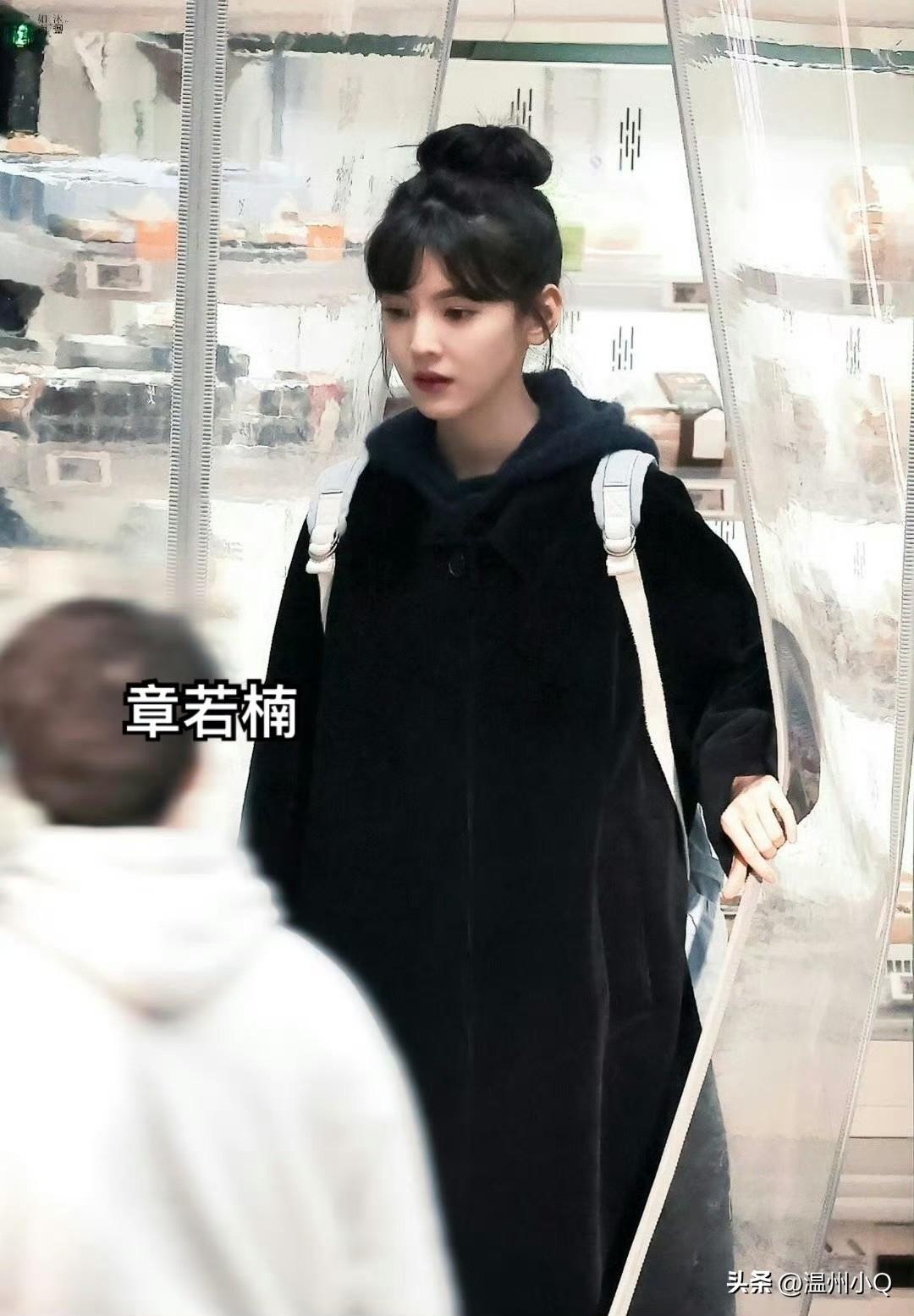 章若楠三姐妹换成统一高丸子头后，三姐妹简直不要太像了，不过老大章若楠还是最好看的