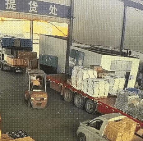 叉车很危险，那两根哒叉子戳到哪，哪里就得遭殃。还是得加强安全管理