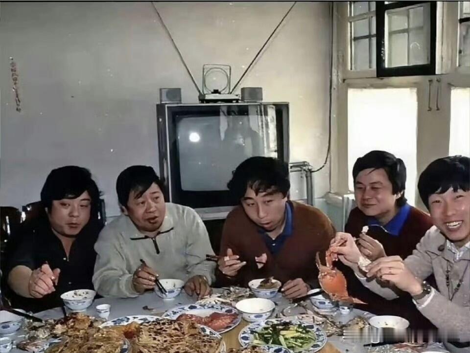 80年代的明星们能吃上这一桌丰盛的菜品，在当时肯定是相当不错的，看后面的电视机，