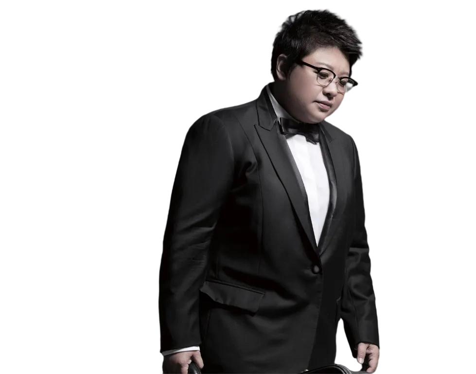 韩红被叫做“内娱活人”，核心原因就是在这个到处讲究包装、立人设的娱乐圈里，她活得