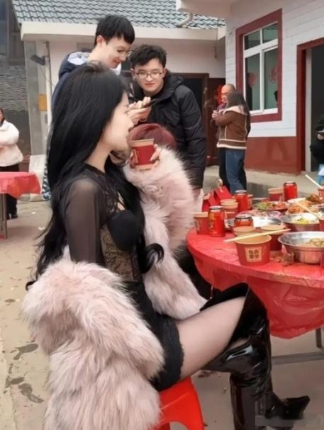 某地农村，吃席的女子。[鲜花] ​​​