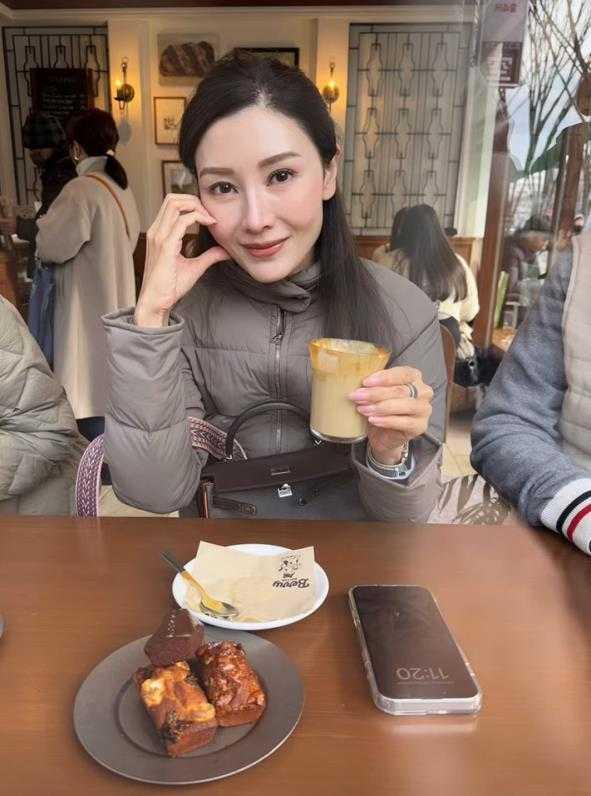 李嘉欣母子同框，少年成长背后，教育重在眼界
圣诞家宴合照流出，李嘉欣和儿子许建彤