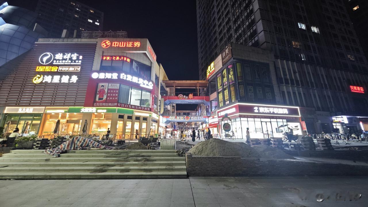 真搞不太懂万达的设计耶，这么重要的金街大门口，直接通气的地方，搞成一半楼梯一半向