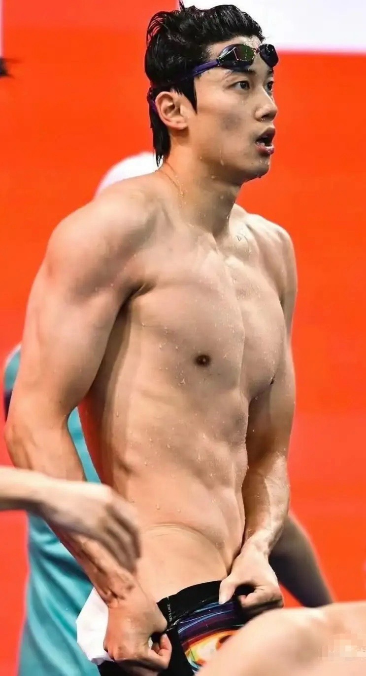 十九金王汪顺身材封神！大方露线条引热议，网友：建议直接冲男模谁看了汪顺的赛场造型