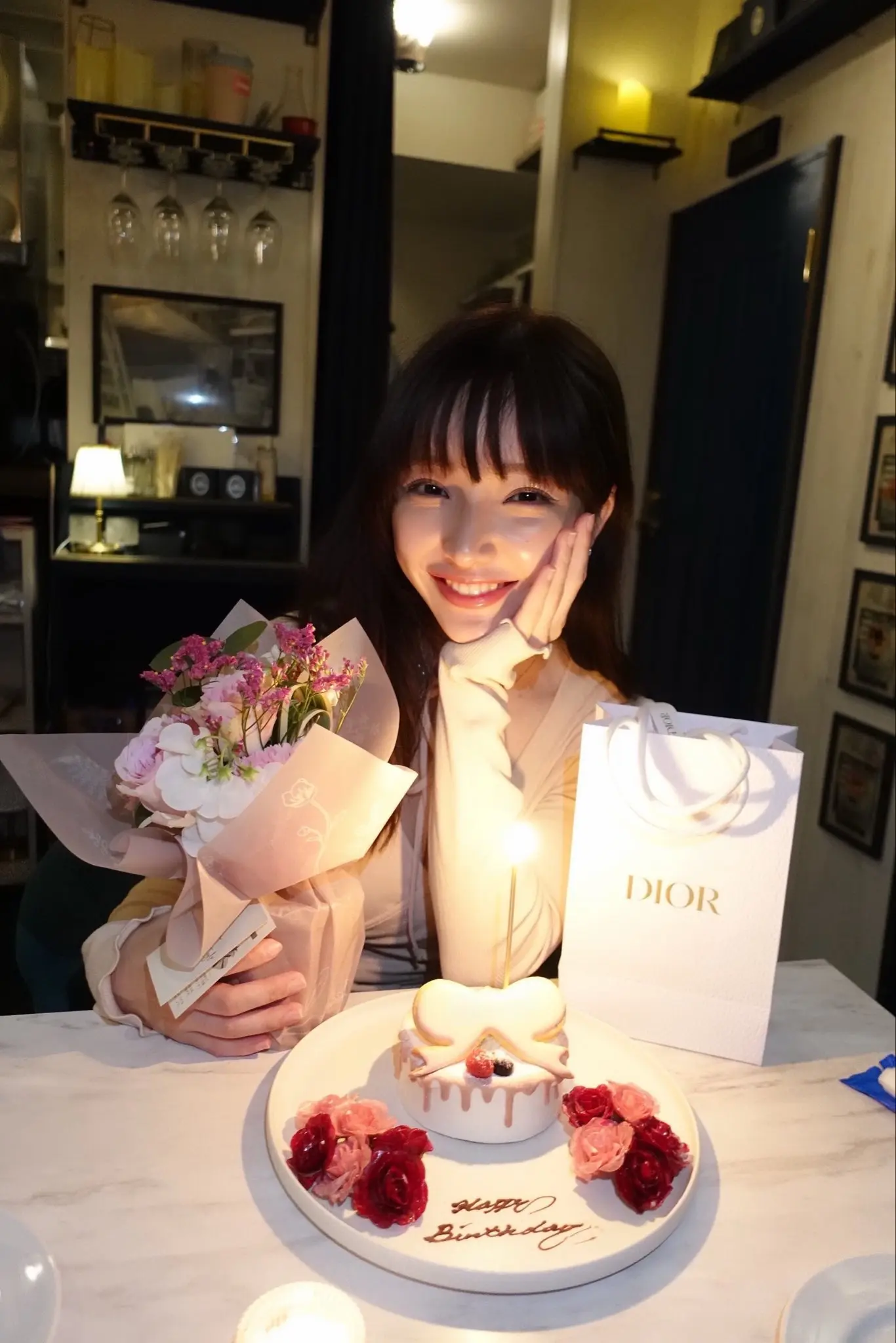 (≧∇≦)本来约好三个人一起吃饭，还是现场集合，还有一个人迟到了，我本...