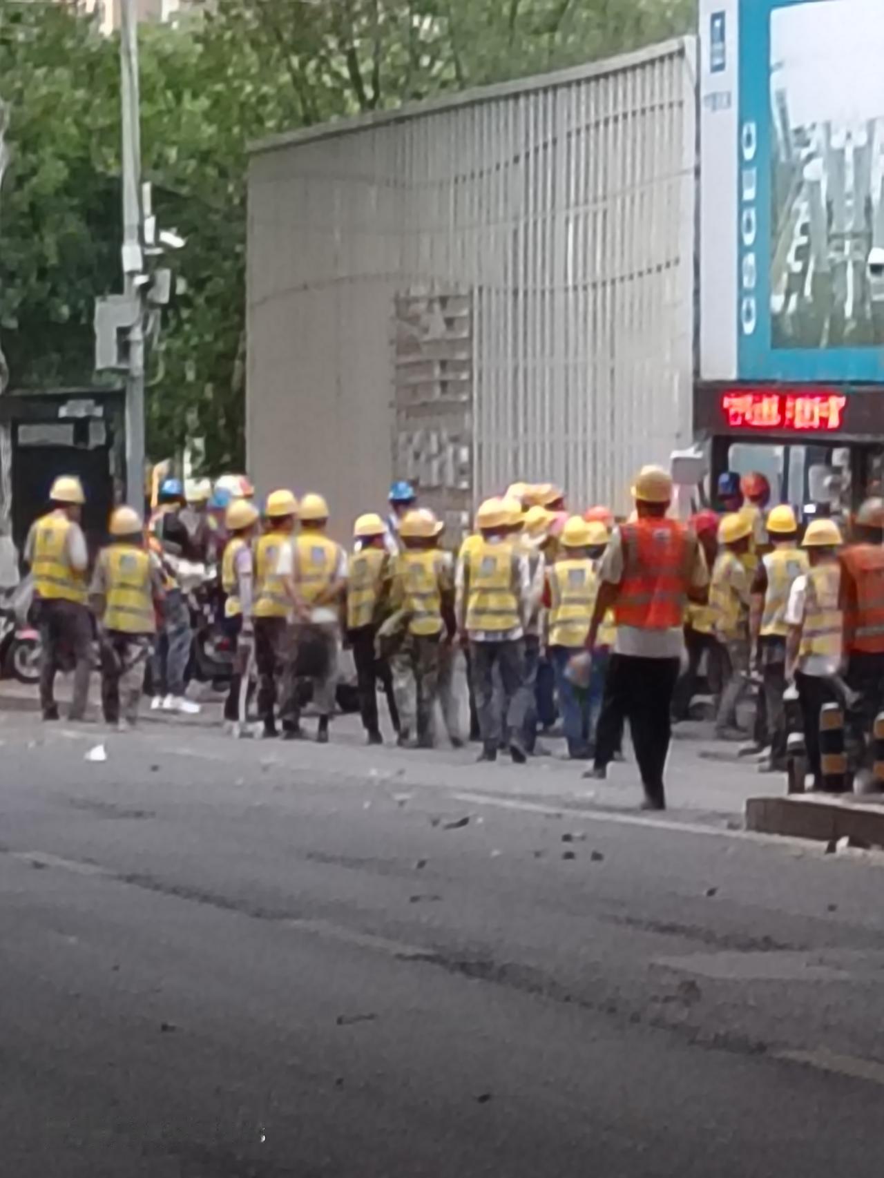 农民工进入工地比工厂还严格
  每天早上六点以前，大批的农民工集中在工地大门口等