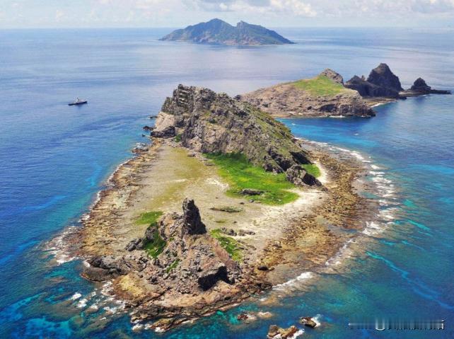 钓鱼岛上住着什么人？

目前，钓鱼岛并无长期居住人口，有人可能会问，这么大一片海