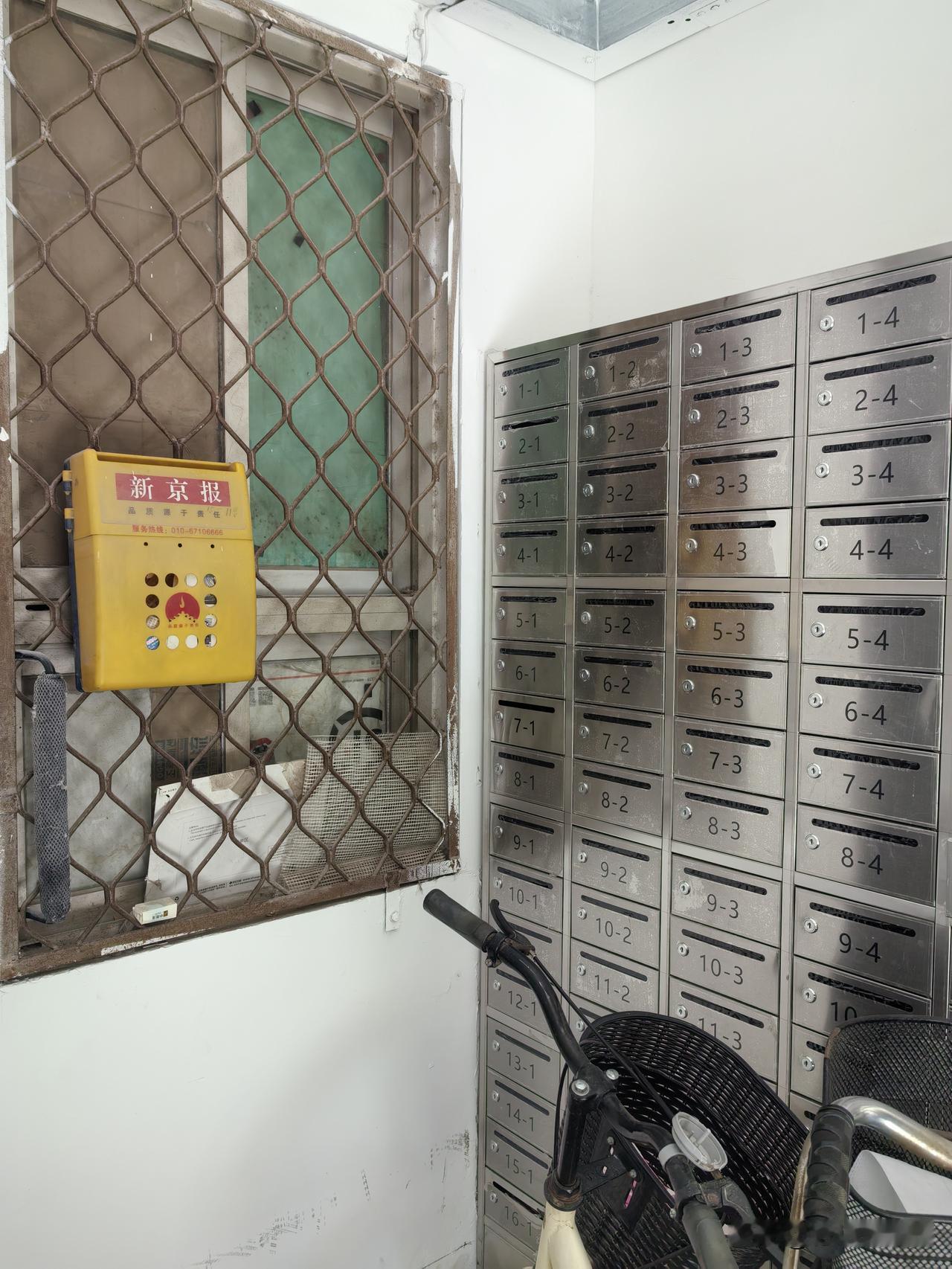 坐标北京丰台家属区，崭新的新报箱在大家一致建议换成菜鸟驿站的呼声中重新盛大归来。