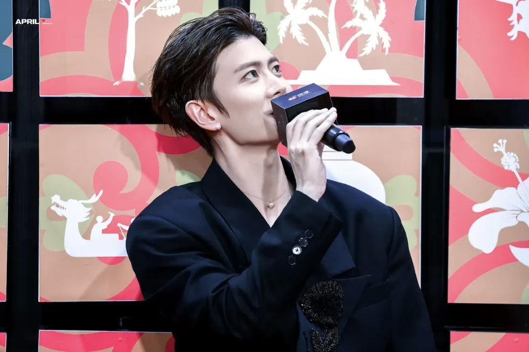 任嘉伦8月海外文化交流、音乐节舞台、音乐盛典多线并行，全月斩获9项荣誉，演员、歌