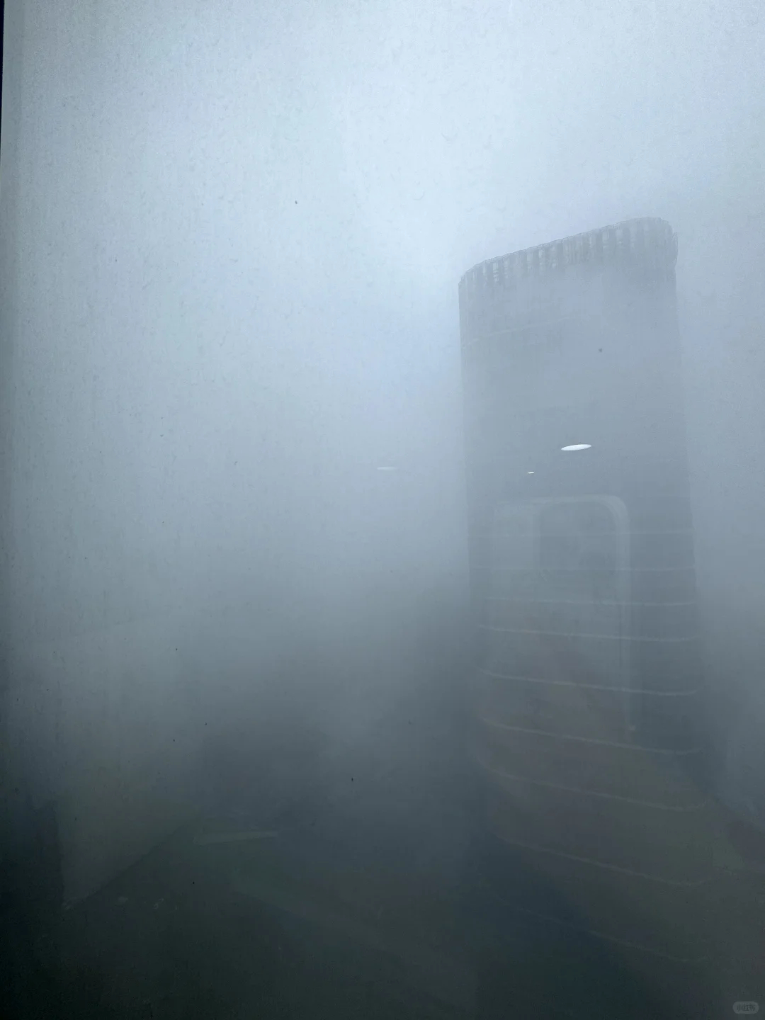 广东暴雨我真的没内裤陪你闹了0早起的湿度和能见度惊人😨提问：雨季的广东人一般备