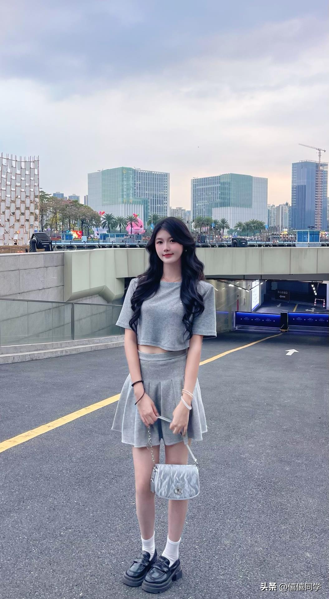 “青衫薄雾里，轻纱拂面来”，这画面太美啦！就像走进了一首朦胧的诗中。薄雾似轻纱，