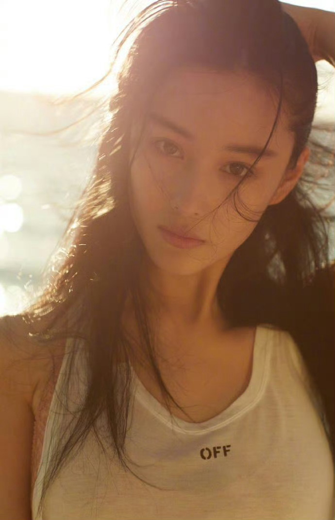 张馨予妈妈给她睡了扁头，以前好像比较流行扁头，但是扁头也不影响姐姐的美貌的。 ​