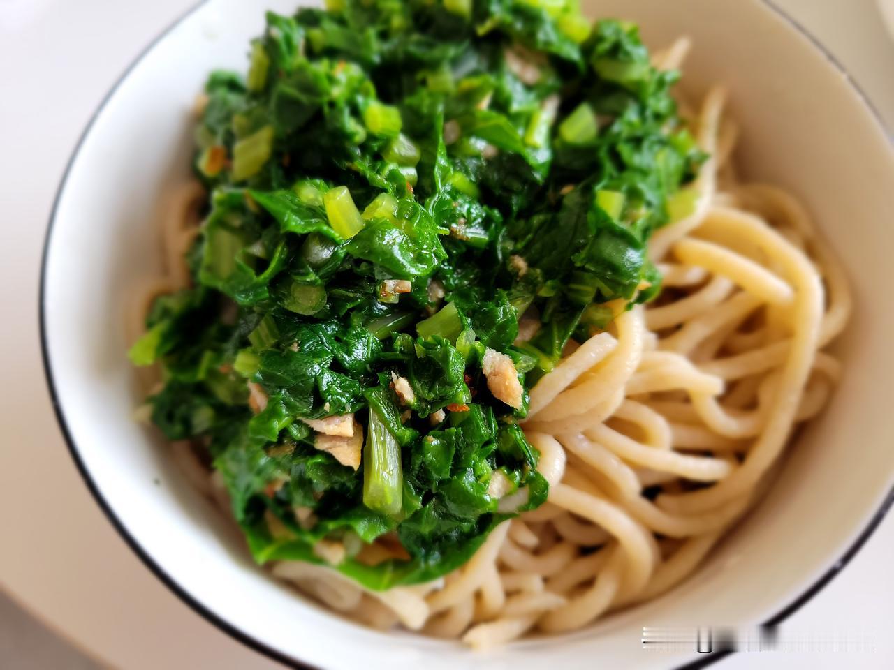 今天晚上做了荞面饸饹，我小时候我们老家管这个饸饹叫搁豆子。我用的是荞麦面、玉米面